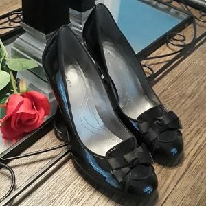 "Tahari" Bow Tie Heels